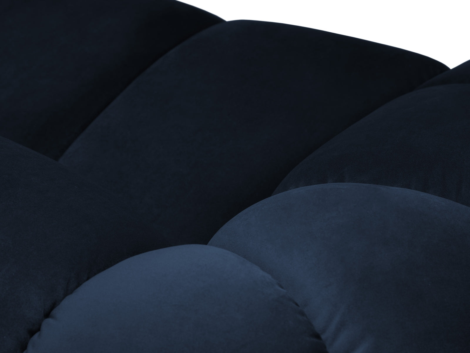 Elegantes 2-Sitzer Sofa aus weichem Velours in tiefem Royalblau, ideal für stilvolle Wohnräume und gemütliche Abende.