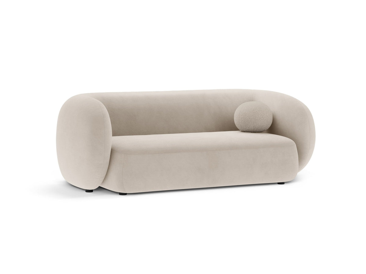 Weisses 4er Sofa Kate von Micadoni mit strukturiertem Bouclé-Stoff, schwarzen Kunststoffbeinen und breiter Sitzfläche.