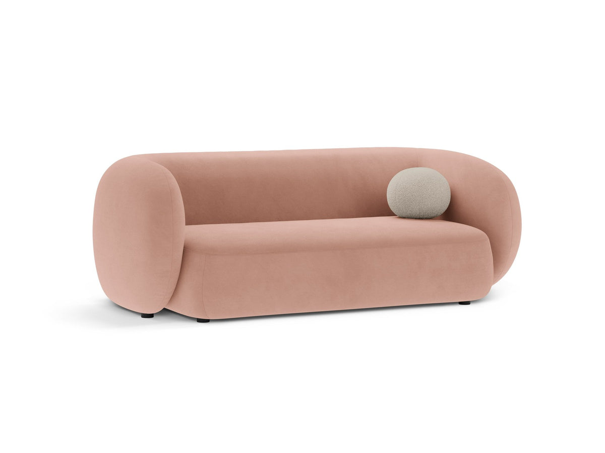 Weisses 4er Sofa Kate von Micadoni mit strukturiertem Bouclé-Stoff, schwarzen Kunststoffbeinen und breiter Sitzfläche.