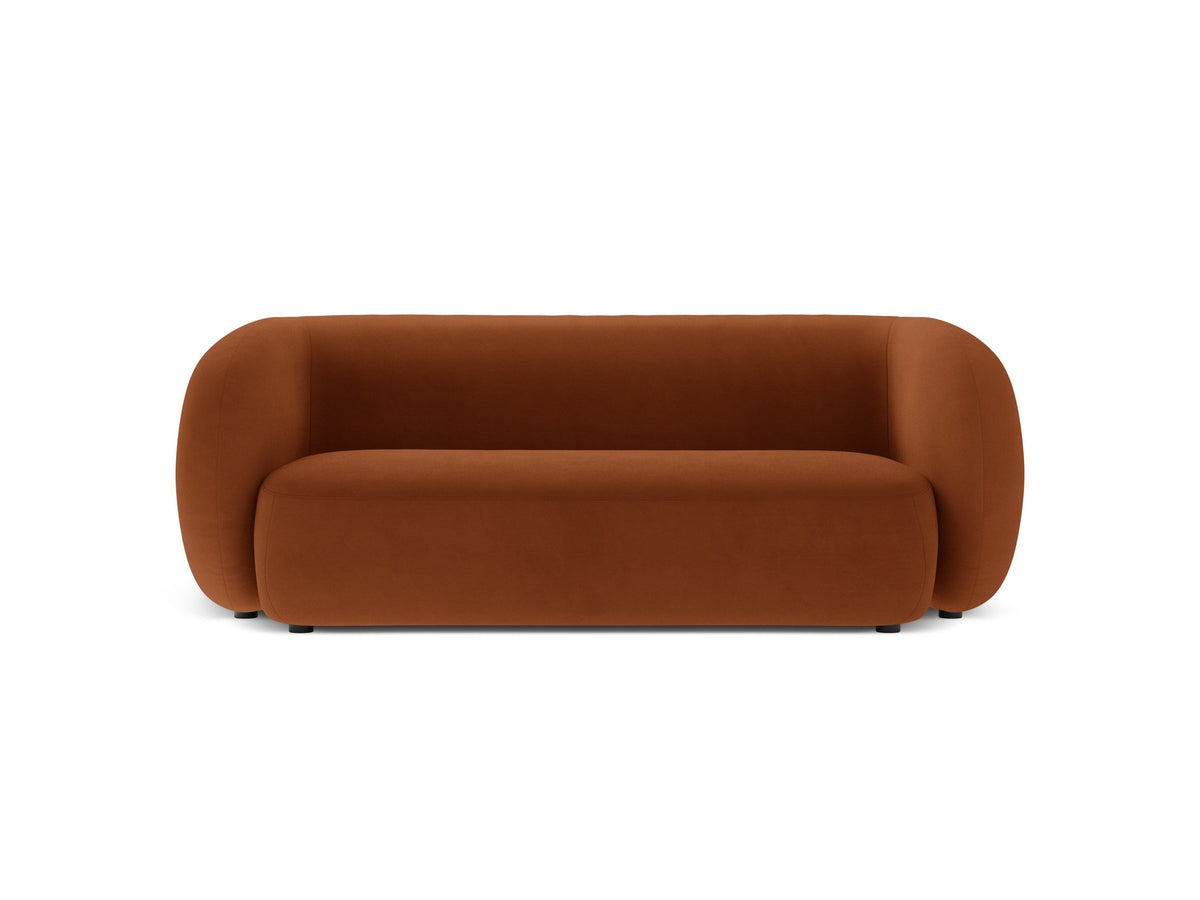 Weisses 4er Sofa Kate von Micadoni mit strukturiertem Bouclé-Stoff, schwarzen Kunststoffbeinen und breiter Sitzfläche.