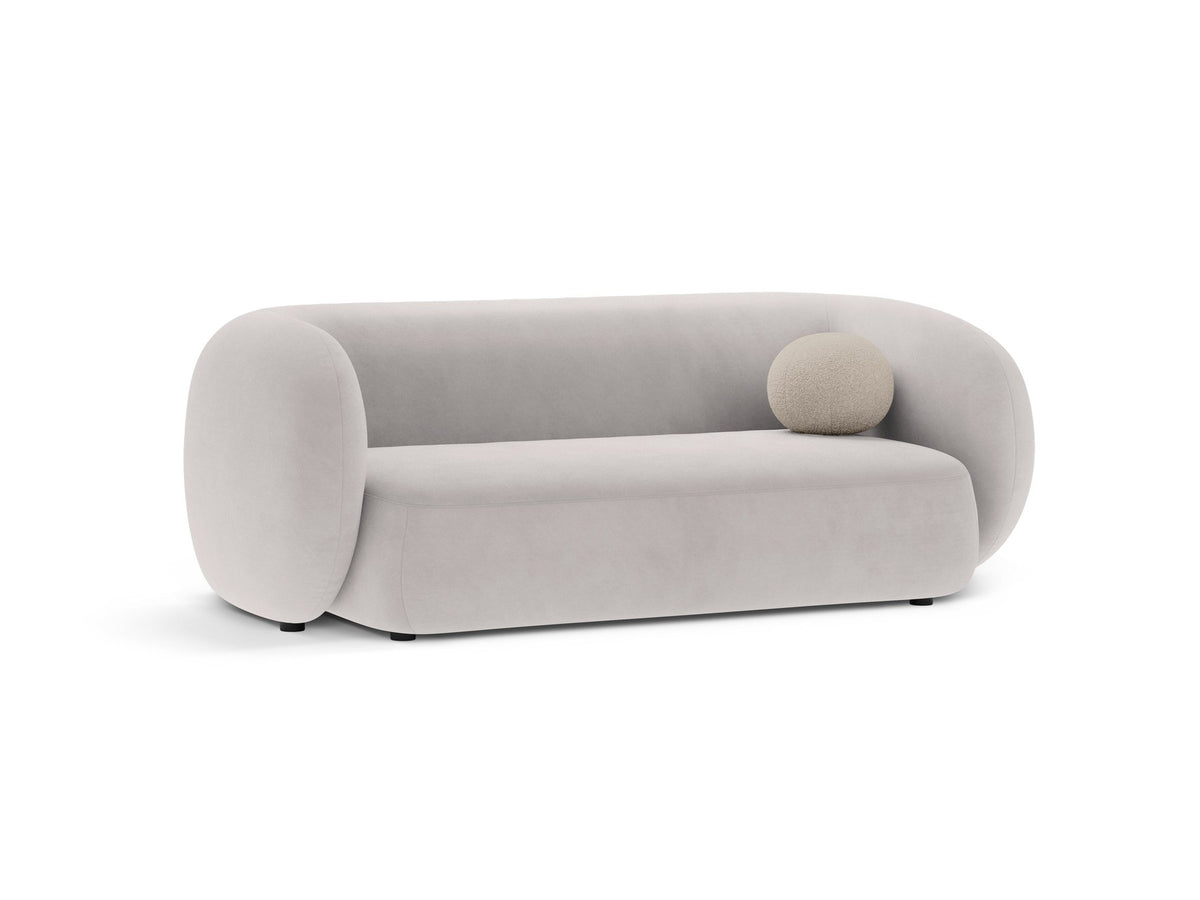 Weisses 4er Sofa Kate von Micadoni mit strukturiertem Bouclé-Stoff, schwarzen Kunststoffbeinen und breiter Sitzfläche.