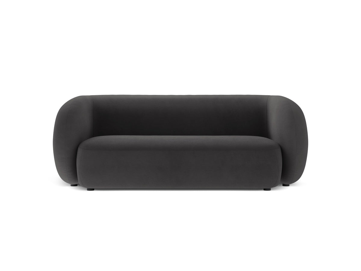 Weisses 4er Sofa Kate von Micadoni mit strukturiertem Bouclé-Stoff, schwarzen Kunststoffbeinen und breiter Sitzfläche.