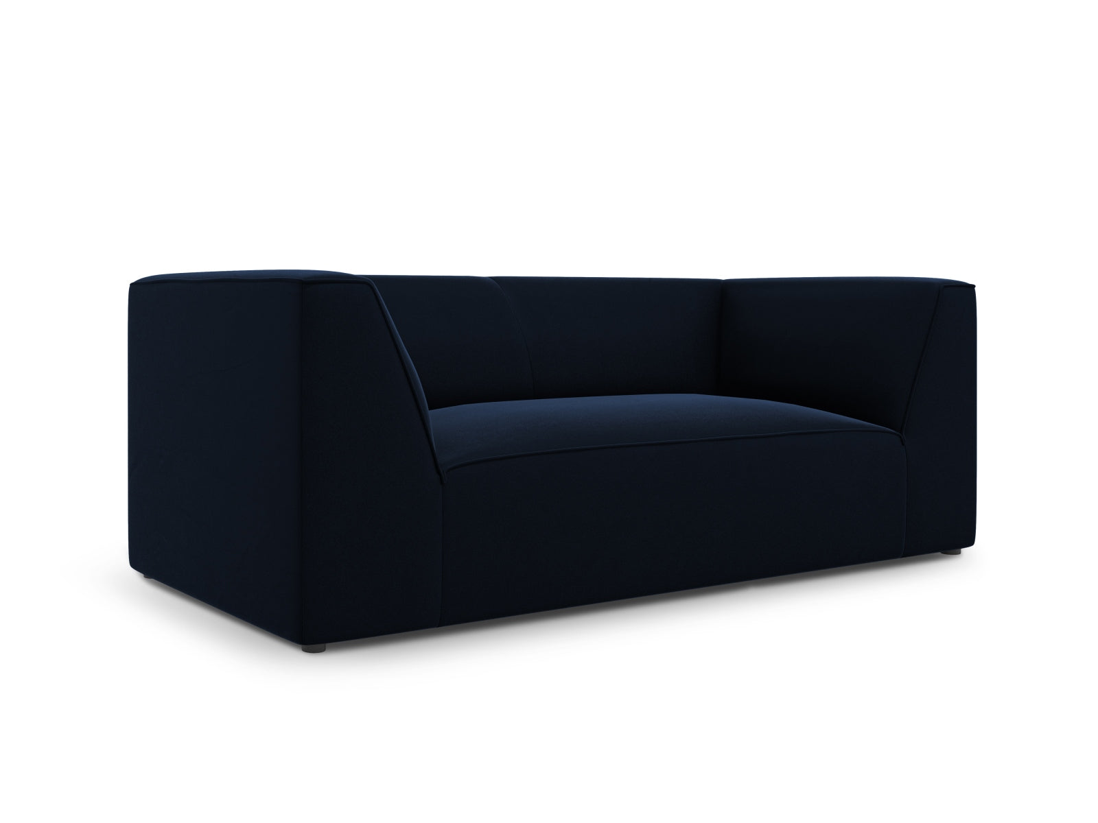 Elegantes Ruby Velour Sofa für zwei Personen in einem stilvollen Design, ideal für moderne Wohnräume und gemütliche Abende.