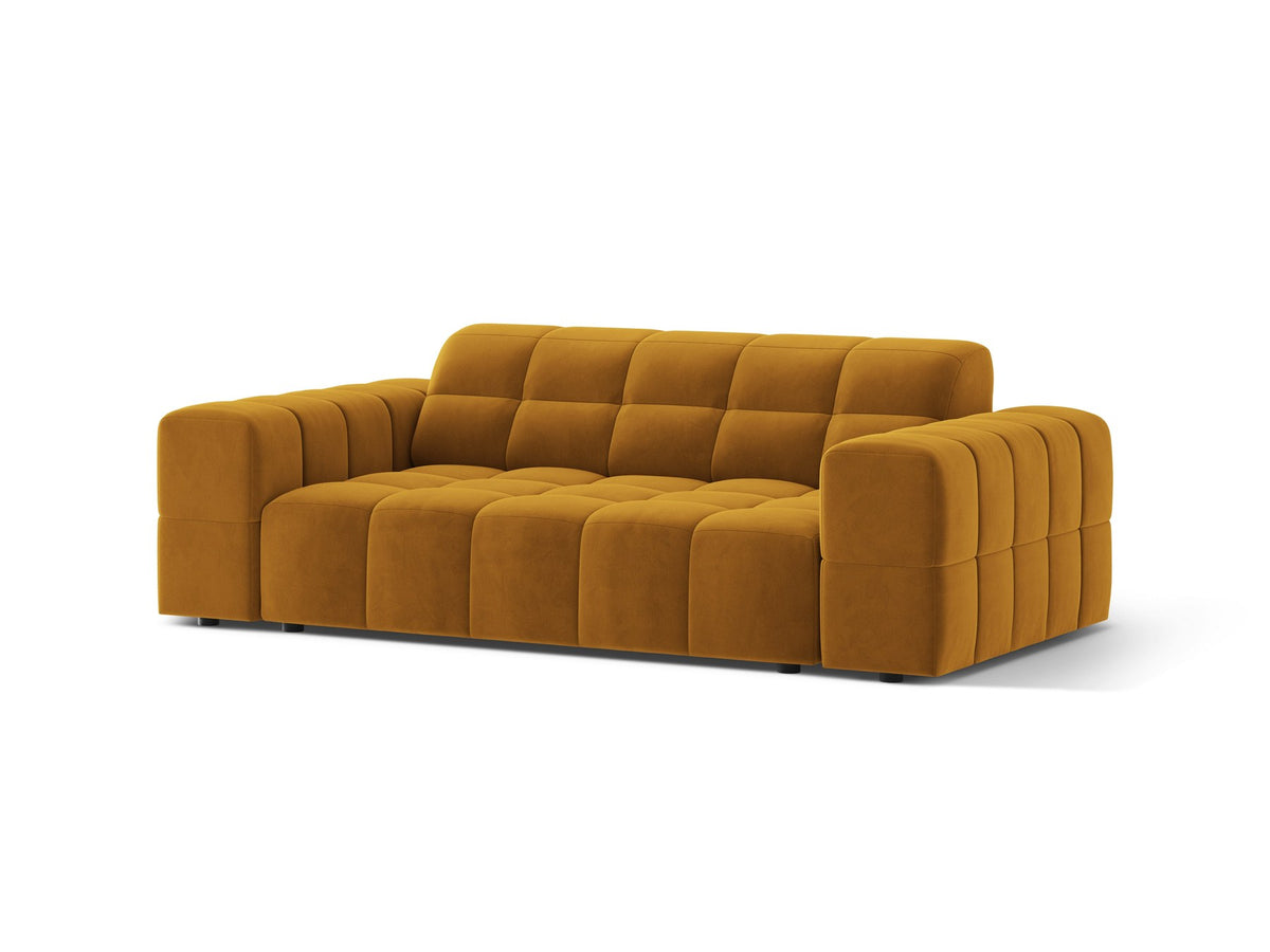 Beiges 2er Sofa Jennifer von Micadoni mit Chenille-Bezug, schwarzen Kunststoffbeinen und gepolsterter Rückenlehne auf hellem Hintergrund fotografiert.