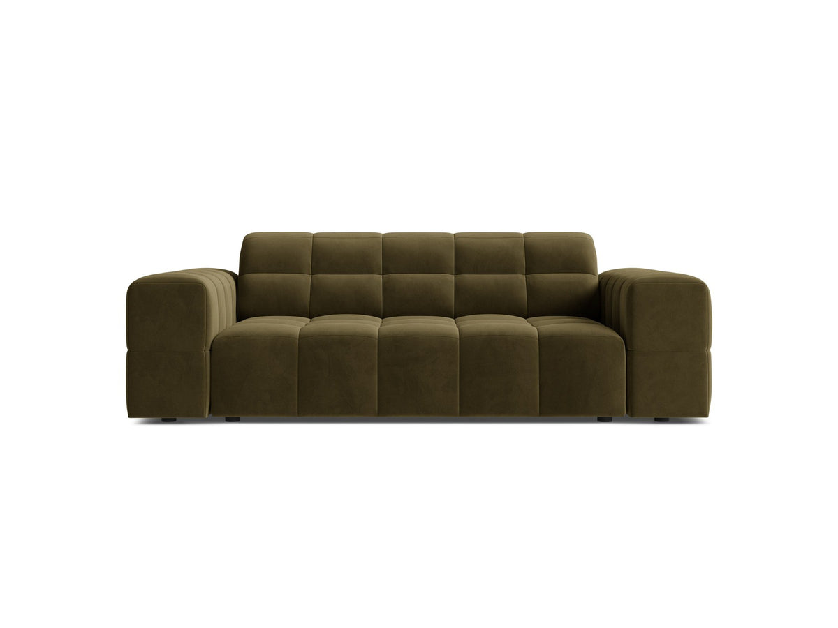 Beiges 2er Sofa Jennifer von Micadoni mit Chenille-Bezug, schwarzen Kunststoffbeinen und gepolsterter Rückenlehne auf hellem Hintergrund fotografiert.