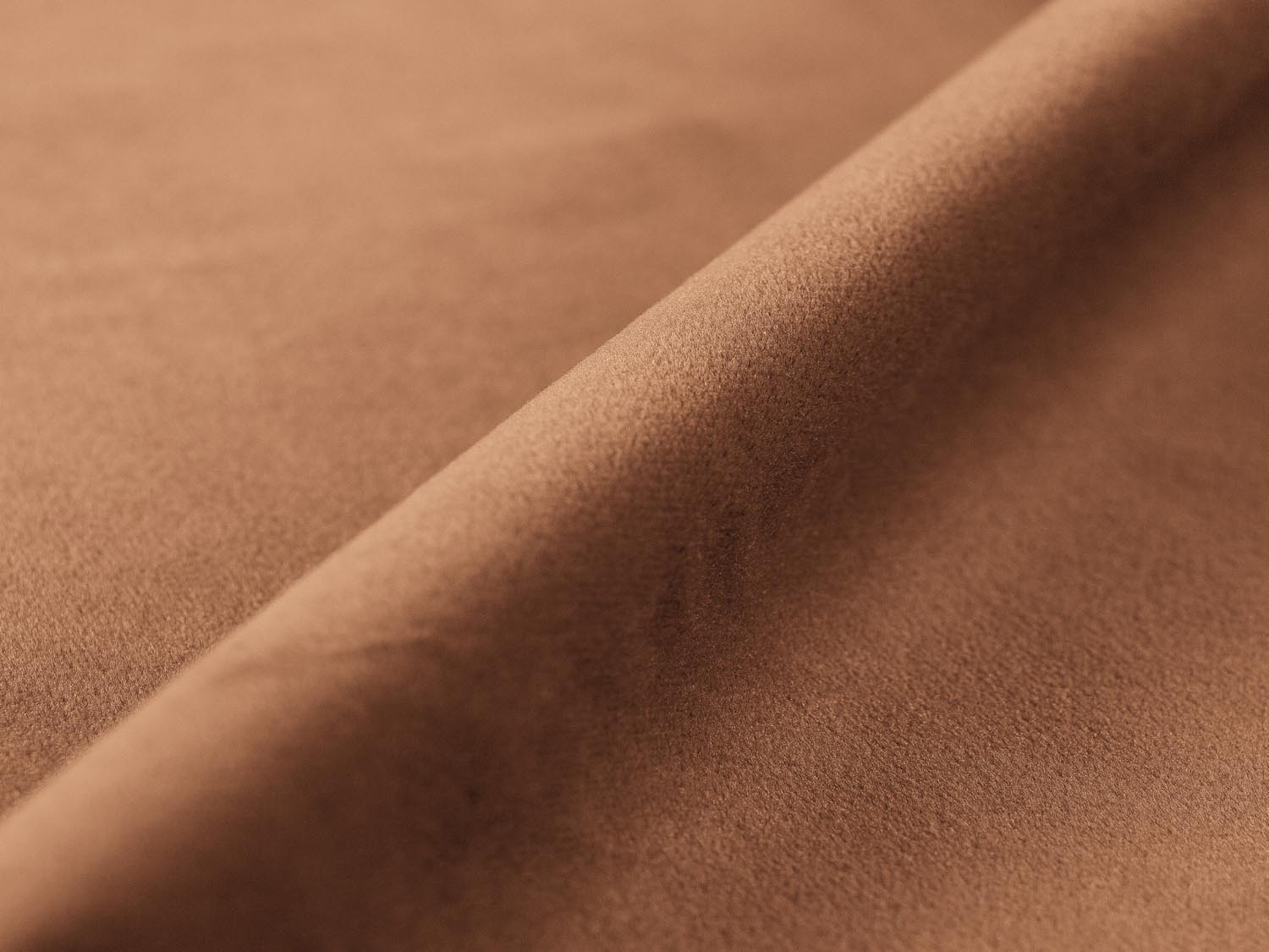 Elegantes 2-Sitzer Eden Velour Sofa von Micadoni in warmem Honigton, ideal für stilvolle Wohnräume und entspannte Stunden zu zweit.