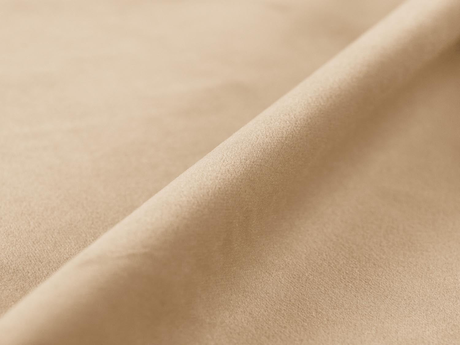 Elegantes 2-Sitzer Sofa Nuria aus weichem Velour in sanftem Nude, ideal für stilvolle Wohnräume und gemütliche Atmosphäre.