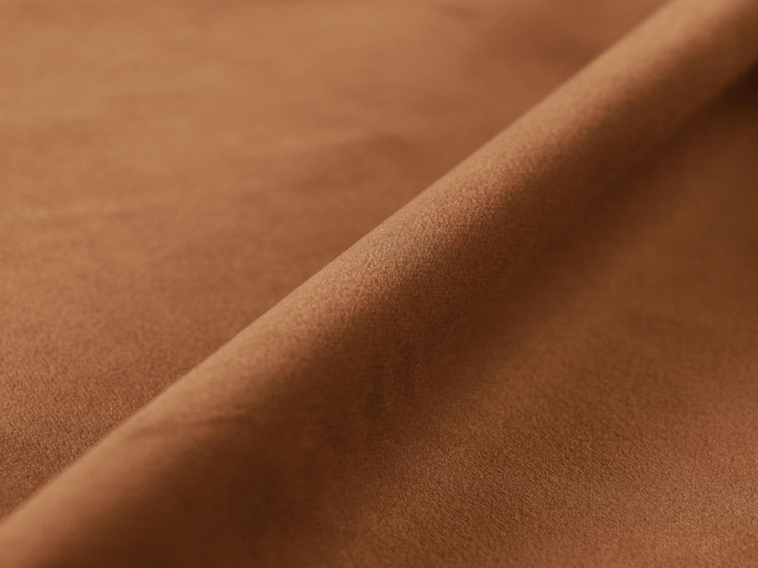 Elegantes 2-Sitzer Sofa Nuria aus weichem Velour in der warmen Nuance Honey-Paris, ideal für stilvolle und einladende Wohnräume.