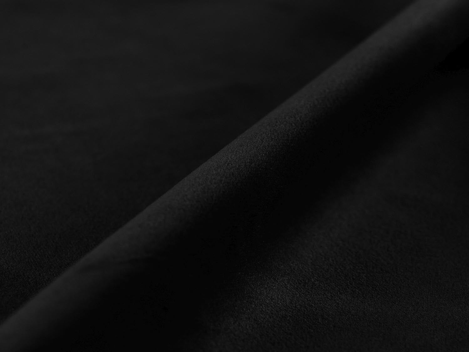 Elegantes 2-Sitzer Sofa Nuria aus weichem Velours in stilvollem Schwarz, ideal für gemütliche Abende und zeitgemäße Einrichtung.