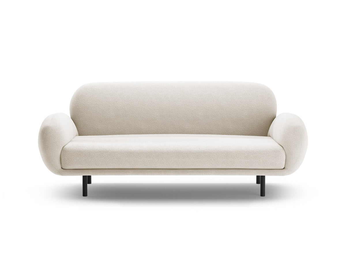 Weisses 2er Sofa Poppy von Micadoni mit rundlicher Silhouette, Bouclé-Stoff Baloo und schwarzen Stahlbeinen vor neutralem Hintergrund.