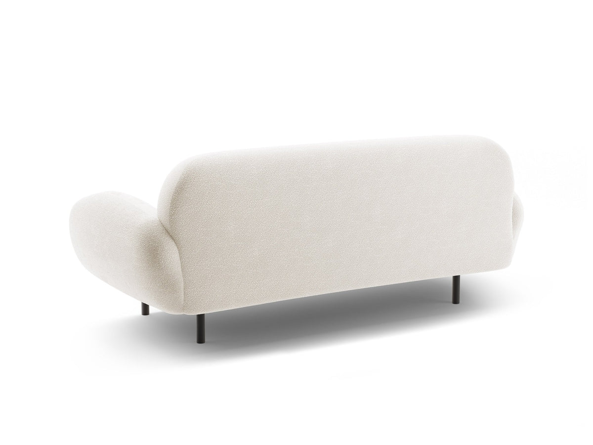 Weisses 2er Sofa Poppy von Micadoni mit rundlicher Silhouette, Bouclé-Stoff Baloo und schwarzen Stahlbeinen vor neutralem Hintergrund.