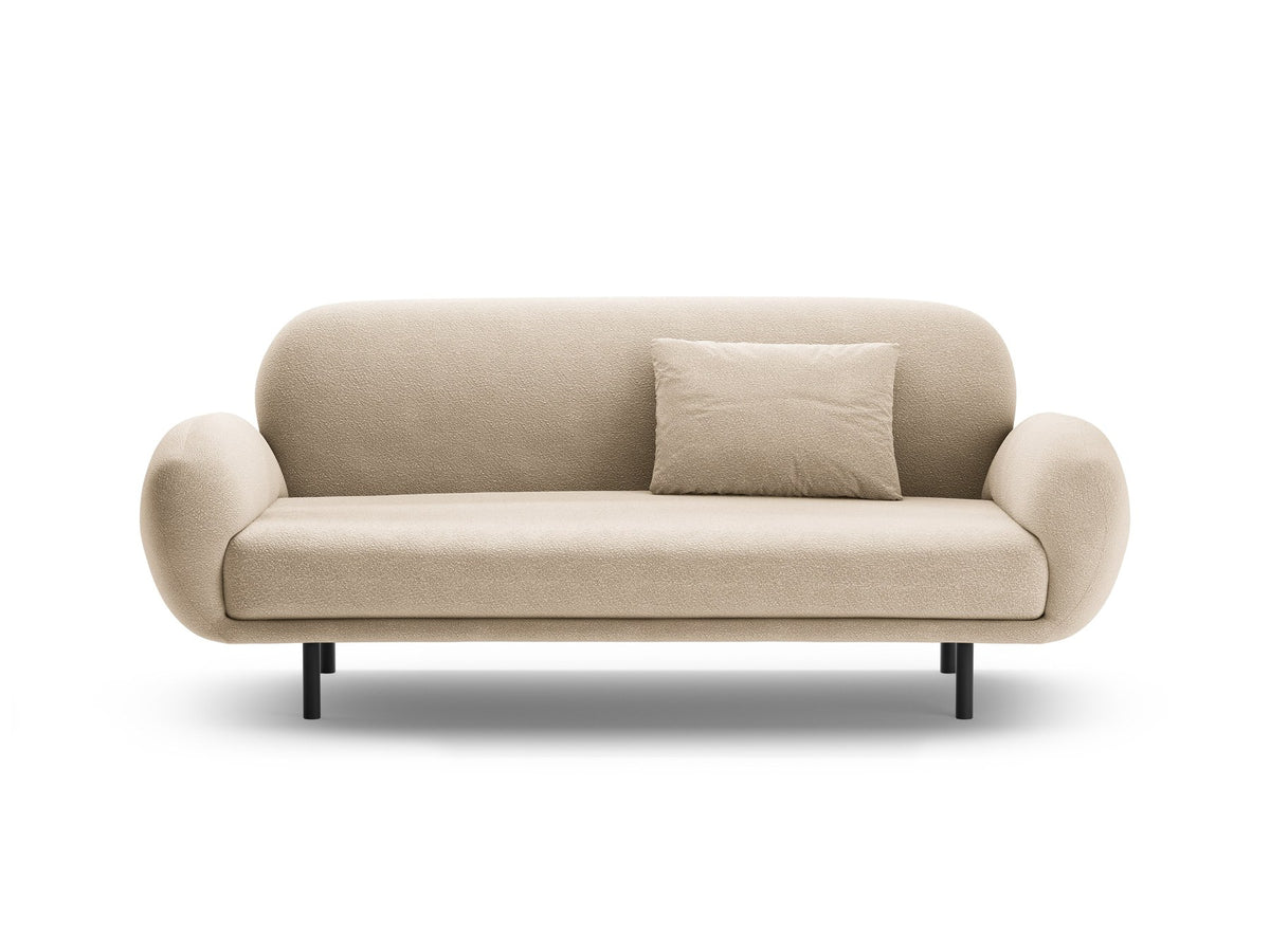 Weisses 2er Sofa Poppy von Micadoni mit rundlicher Silhouette, Bouclé-Stoff Baloo und schwarzen Stahlbeinen vor neutralem Hintergrund.