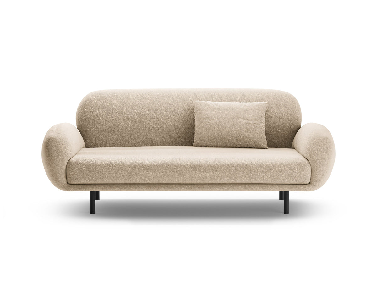 Weisses 2er Sofa Poppy von Micadoni mit rundlicher Silhouette, Bouclé-Stoff Baloo und schwarzen Stahlbeinen vor neutralem Hintergrund.
