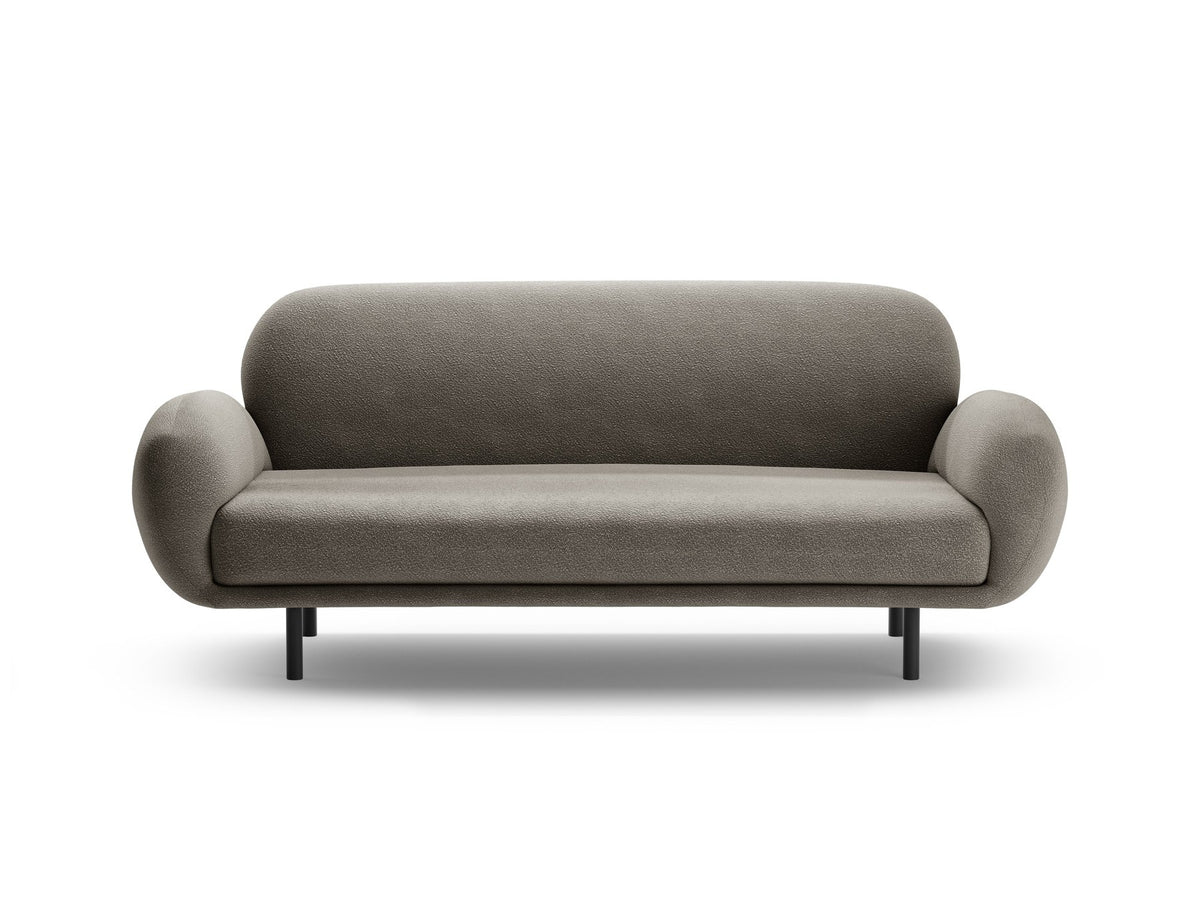 Weisses 2er Sofa Poppy von Micadoni mit rundlicher Silhouette, Bouclé-Stoff Baloo und schwarzen Stahlbeinen vor neutralem Hintergrund.