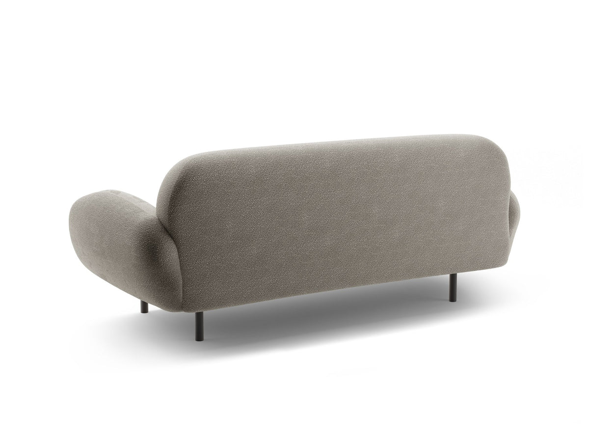 Weisses 2er Sofa Poppy von Micadoni mit rundlicher Silhouette, Bouclé-Stoff Baloo und schwarzen Stahlbeinen vor neutralem Hintergrund.