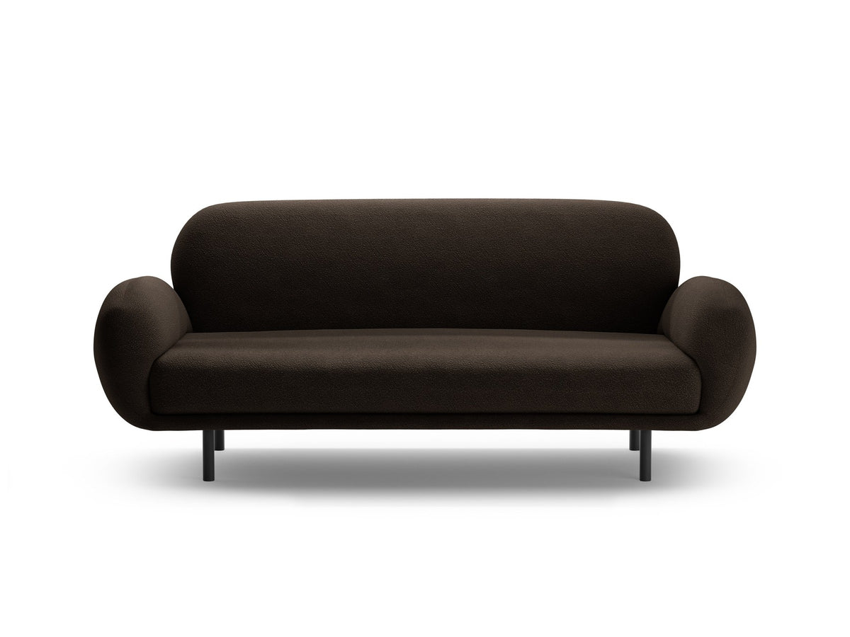 Weisses 2er Sofa Poppy von Micadoni mit rundlicher Silhouette, Bouclé-Stoff Baloo und schwarzen Stahlbeinen vor neutralem Hintergrund.