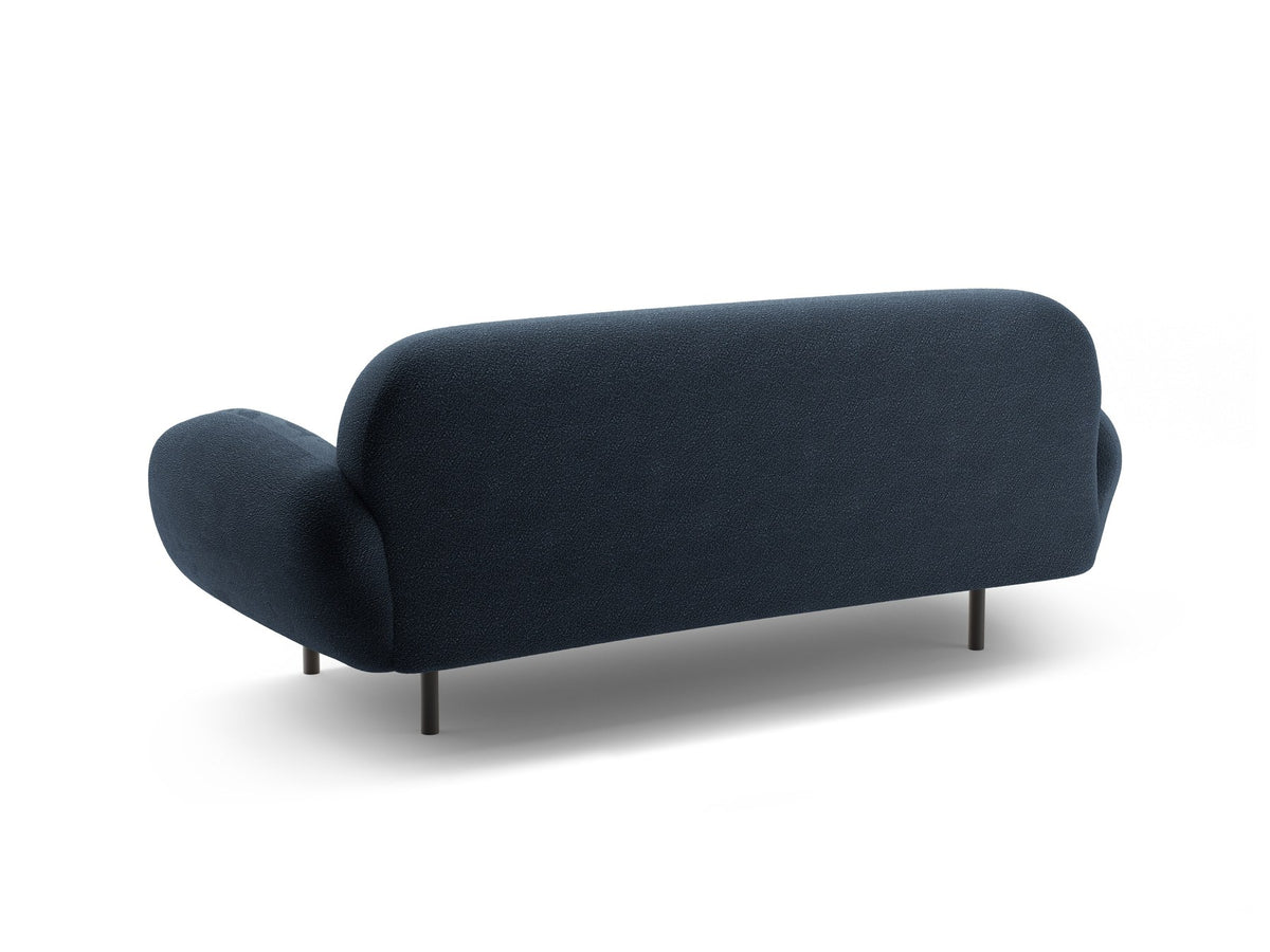 Weisses 2er Sofa Poppy von Micadoni mit rundlicher Silhouette, Bouclé-Stoff Baloo und schwarzen Stahlbeinen vor neutralem Hintergrund.