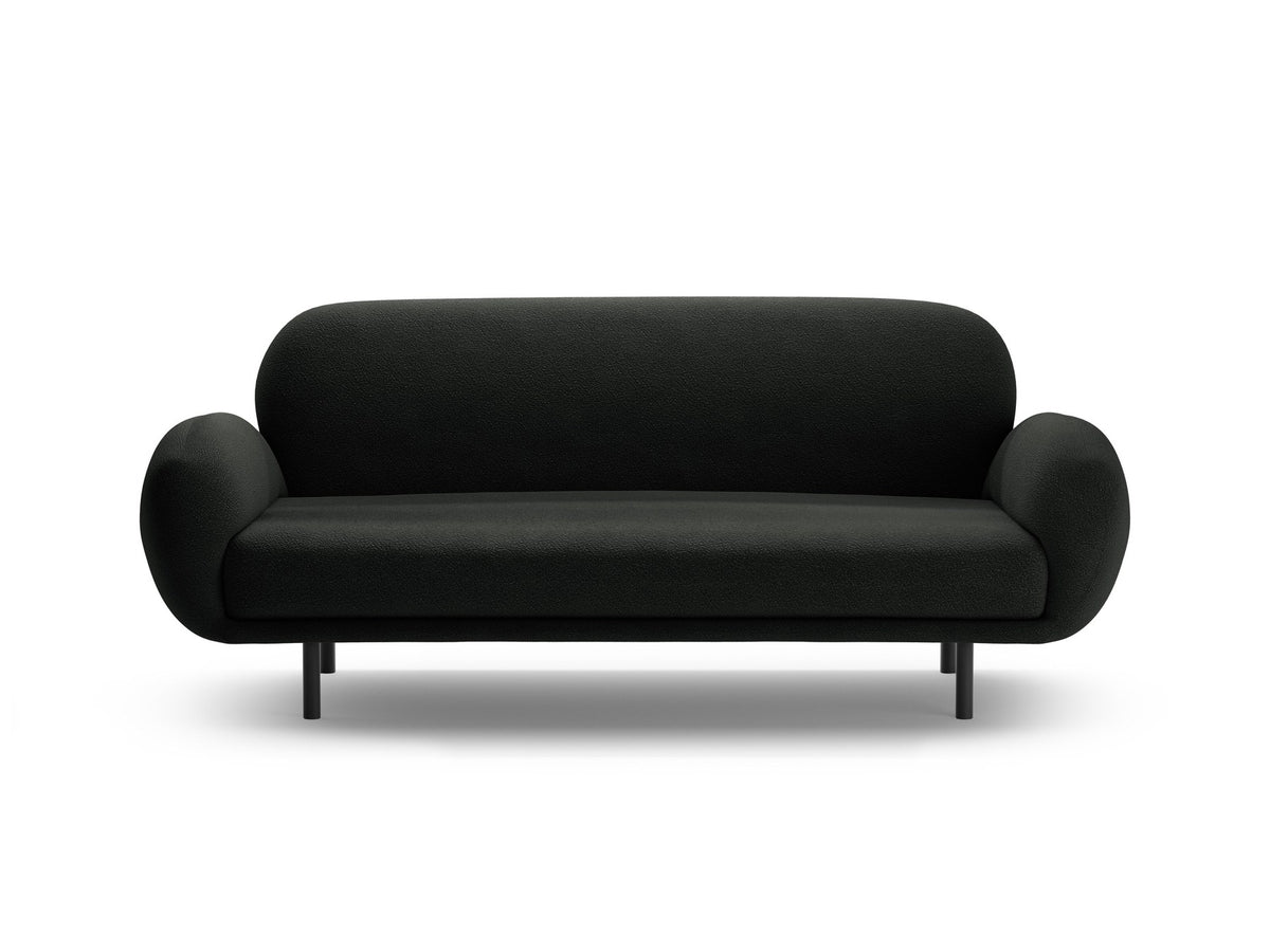 Weisses 2er Sofa Poppy von Micadoni mit rundlicher Silhouette, Bouclé-Stoff Baloo und schwarzen Stahlbeinen vor neutralem Hintergrund.