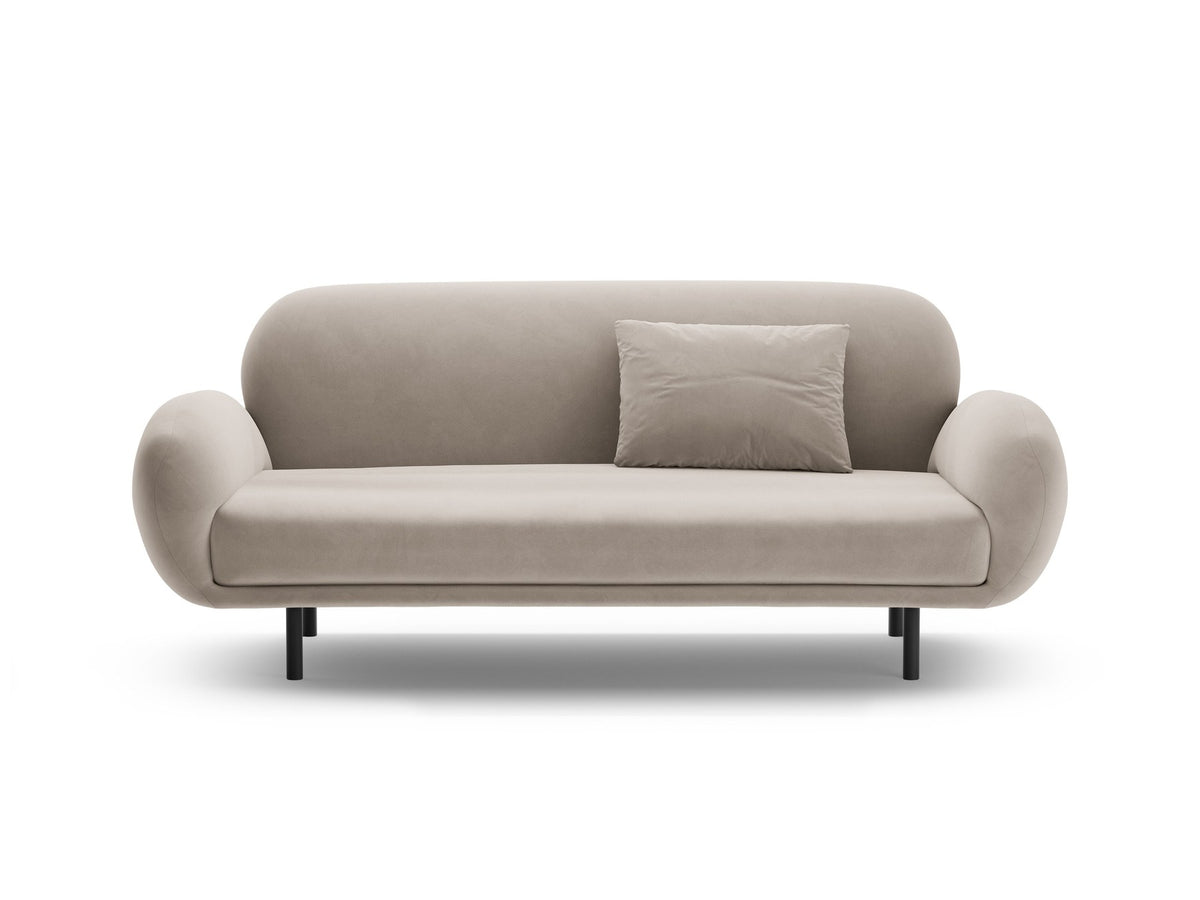 Weisses 2er Sofa Poppy von Micadoni mit rundlicher Silhouette, Bouclé-Stoff Baloo und schwarzen Stahlbeinen vor neutralem Hintergrund.