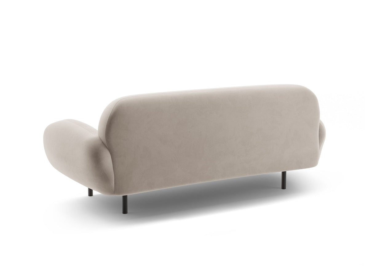 Weisses 2er Sofa Poppy von Micadoni mit rundlicher Silhouette, Bouclé-Stoff Baloo und schwarzen Stahlbeinen vor neutralem Hintergrund.