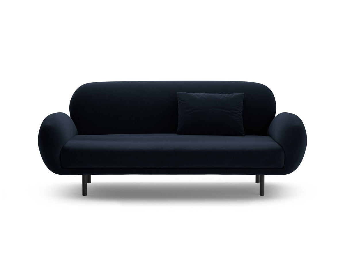 Weisses 2er Sofa Poppy von Micadoni mit rundlicher Silhouette, Bouclé-Stoff Baloo und schwarzen Stahlbeinen vor neutralem Hintergrund.