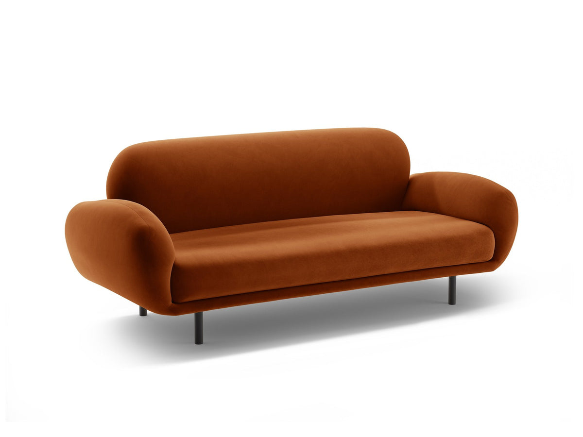 Weisses 2er Sofa Poppy von Micadoni mit rundlicher Silhouette, Bouclé-Stoff Baloo und schwarzen Stahlbeinen vor neutralem Hintergrund.