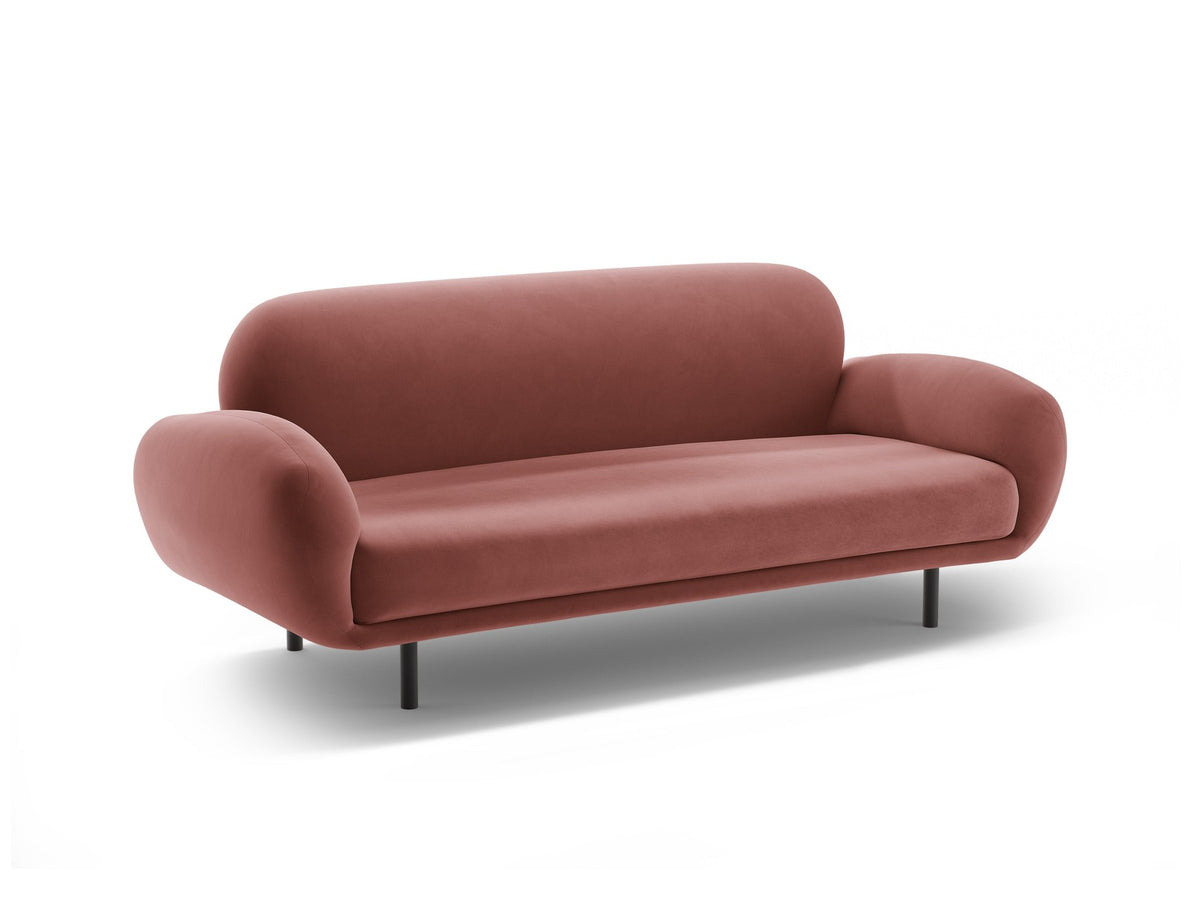 Weisses 2er Sofa Poppy von Micadoni mit rundlicher Silhouette, Bouclé-Stoff Baloo und schwarzen Stahlbeinen vor neutralem Hintergrund.