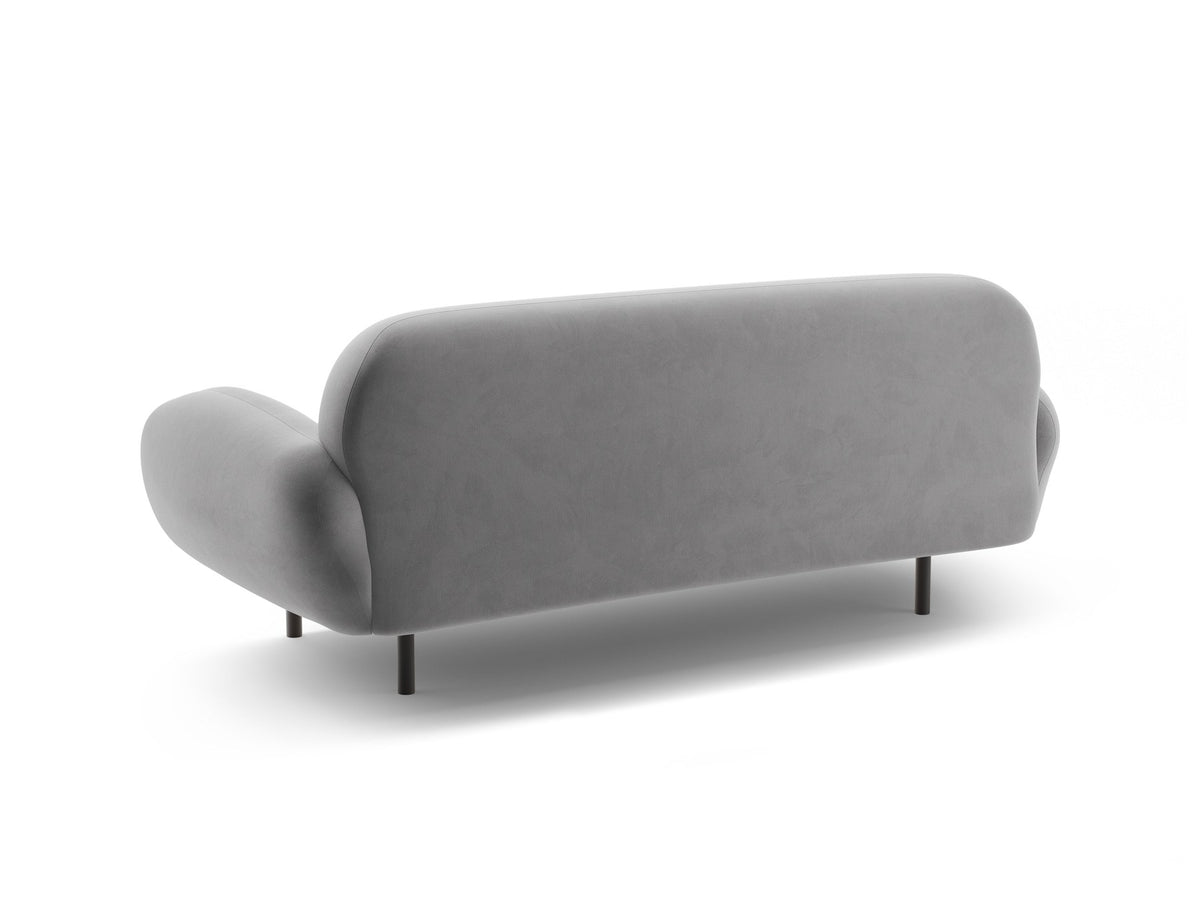 Weisses 2er Sofa Poppy von Micadoni mit rundlicher Silhouette, Bouclé-Stoff Baloo und schwarzen Stahlbeinen vor neutralem Hintergrund.