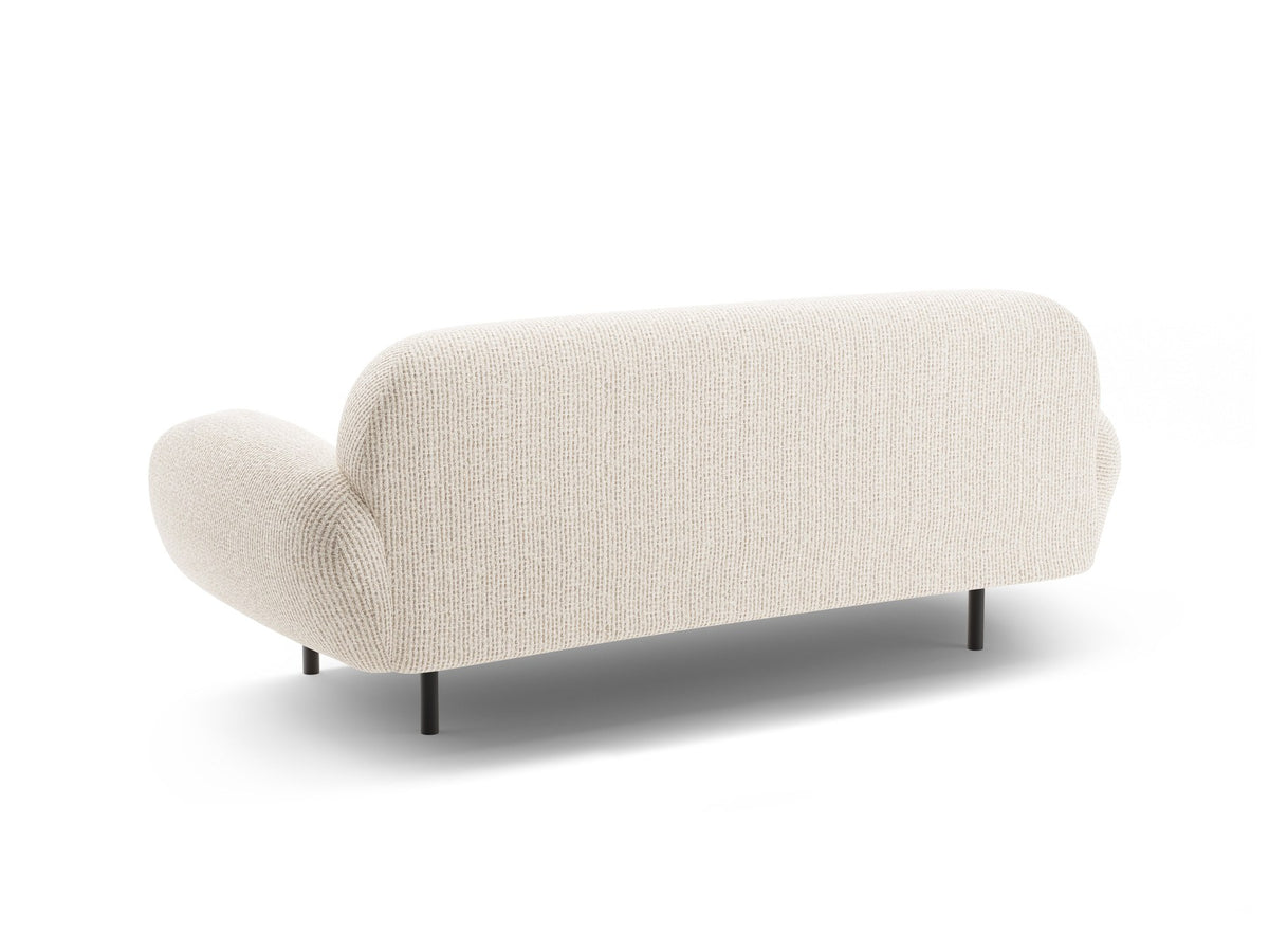 Weisses 2er Sofa Poppy von Micadoni mit rundlicher Silhouette, Bouclé-Stoff Baloo und schwarzen Stahlbeinen vor neutralem Hintergrund.