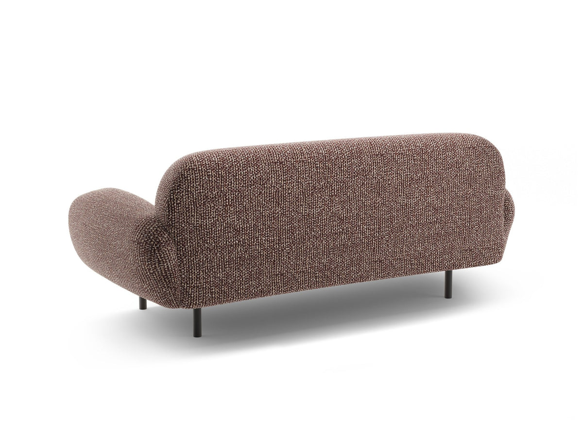Weisses 2er Sofa Poppy von Micadoni mit rundlicher Silhouette, Bouclé-Stoff Baloo und schwarzen Stahlbeinen vor neutralem Hintergrund.