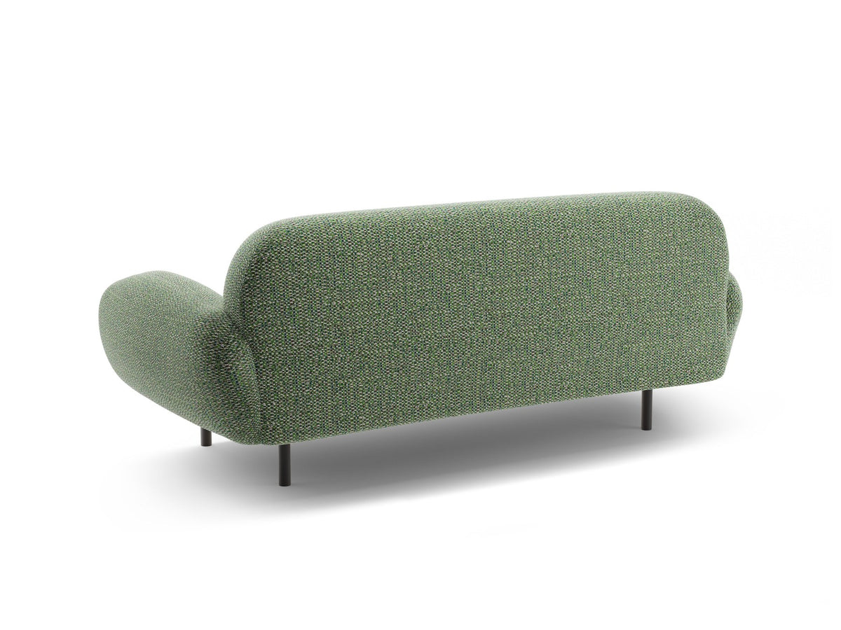 Weisses 2er Sofa Poppy von Micadoni mit rundlicher Silhouette, Bouclé-Stoff Baloo und schwarzen Stahlbeinen vor neutralem Hintergrund.