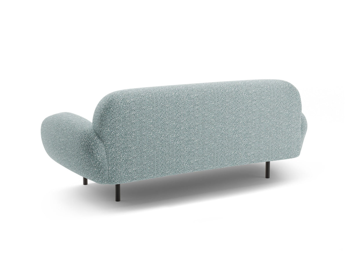 Weisses 2er Sofa Poppy von Micadoni mit rundlicher Silhouette, Bouclé-Stoff Baloo und schwarzen Stahlbeinen vor neutralem Hintergrund.