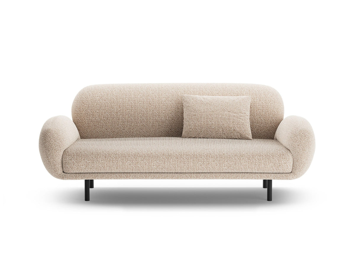 Weisses 2er Sofa Poppy von Micadoni mit rundlicher Silhouette, Bouclé-Stoff Baloo und schwarzen Stahlbeinen vor neutralem Hintergrund.