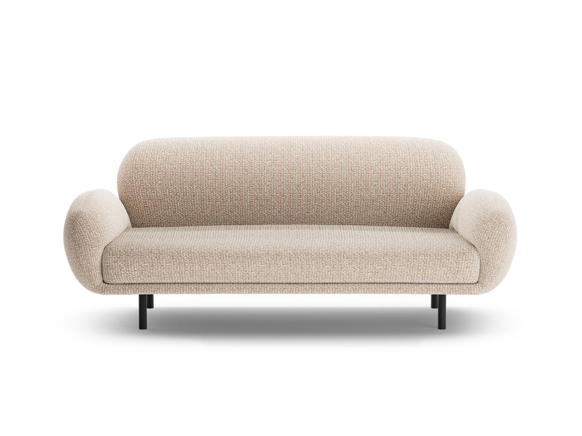 Weisses 2er Sofa Poppy von Micadoni mit rundlicher Silhouette, Bouclé-Stoff Baloo und schwarzen Stahlbeinen vor neutralem Hintergrund.