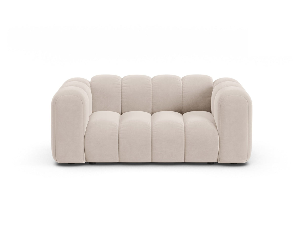 Produktfoto des Lupine Modularen 2er Sofas von Micadoni in leichtem Beige mit Venus-Samtstoff und schwarzen Kunststoffbeinen.