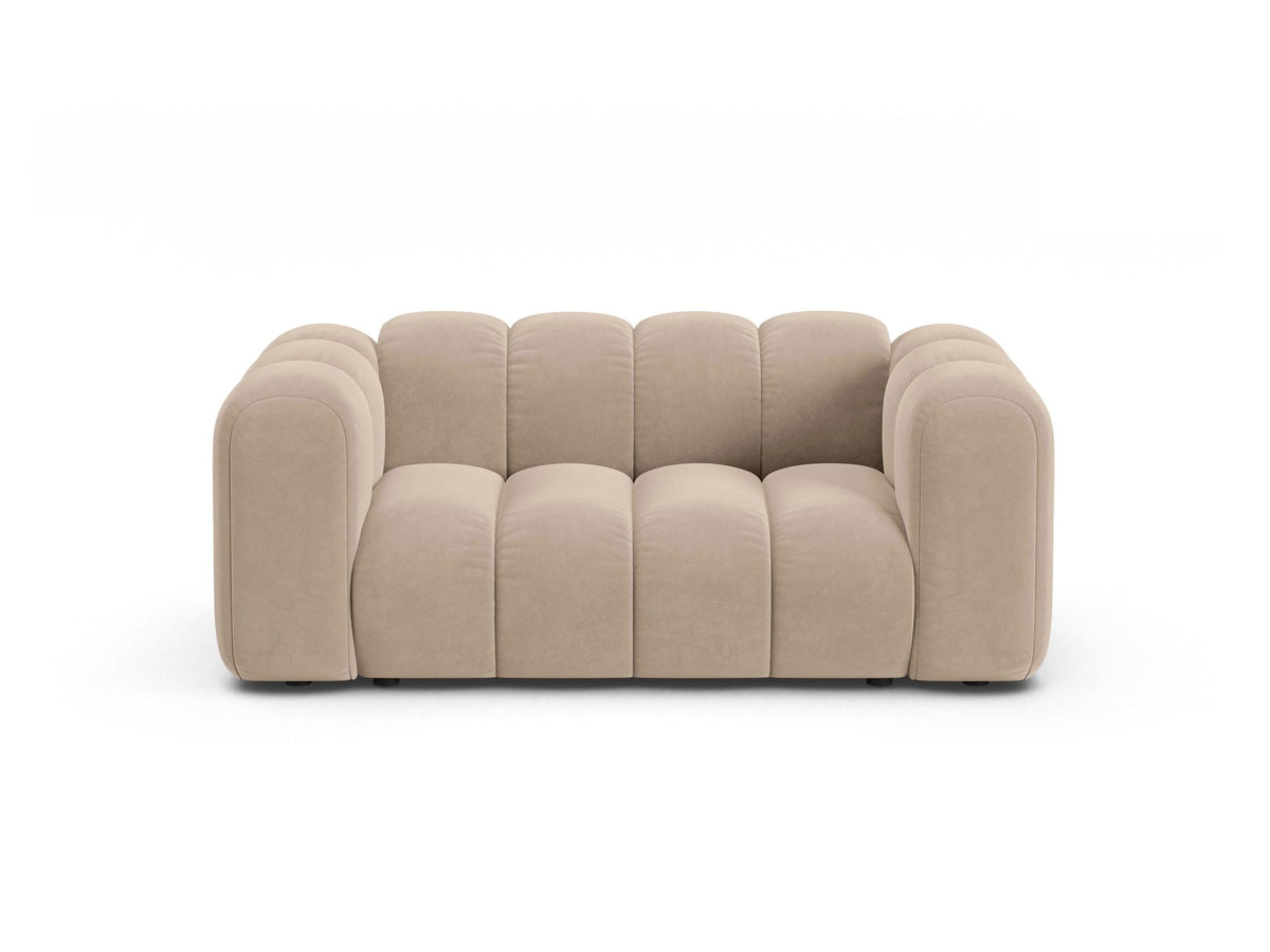 Produktfoto des Lupine Modularen 2er Sofas von Micadoni in leichtem Beige mit Venus-Samtstoff und schwarzen Kunststoffbeinen.