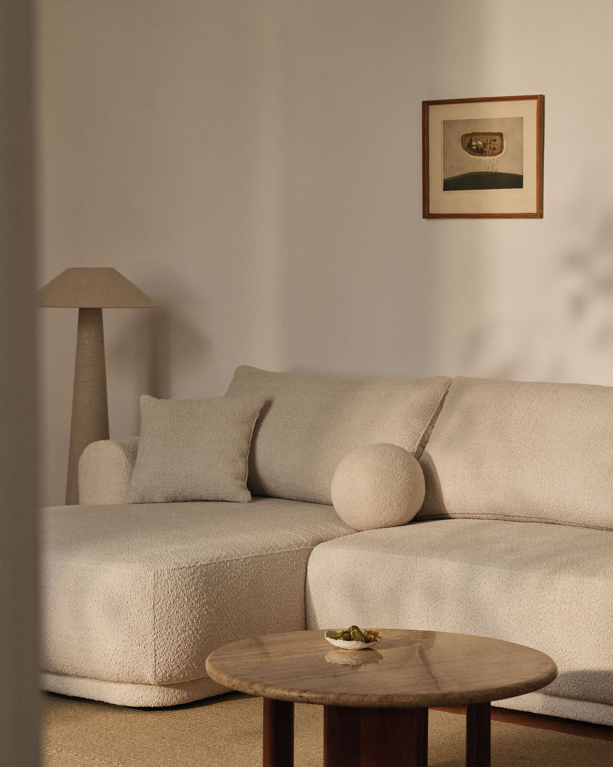Beiges 3er Sofa Ella von Micadoni mit Veloursstoff-Bezug, ausklappbarer Bettfunktion, Stauraumbox und schwarzen Kunststoffbeinen.