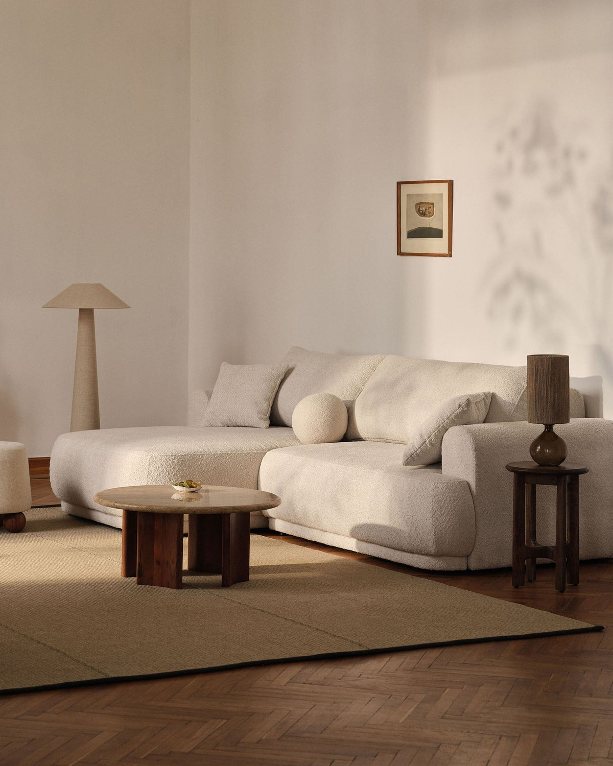 Beiges 3er Sofa Ella von Micadoni mit Veloursstoff-Bezug, ausklappbarer Bettfunktion, Stauraumbox und schwarzen Kunststoffbeinen.