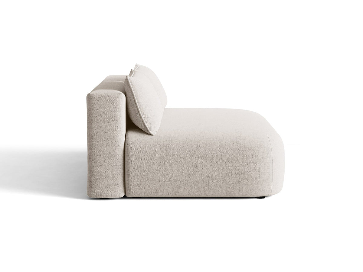 Beiges 3er Sofa Hena von Micadoni mit Chenille-Stoff, abgerundeter Form ohne Armlehnen, Kunststoffbeinen und sichtbarem Bettkasten.