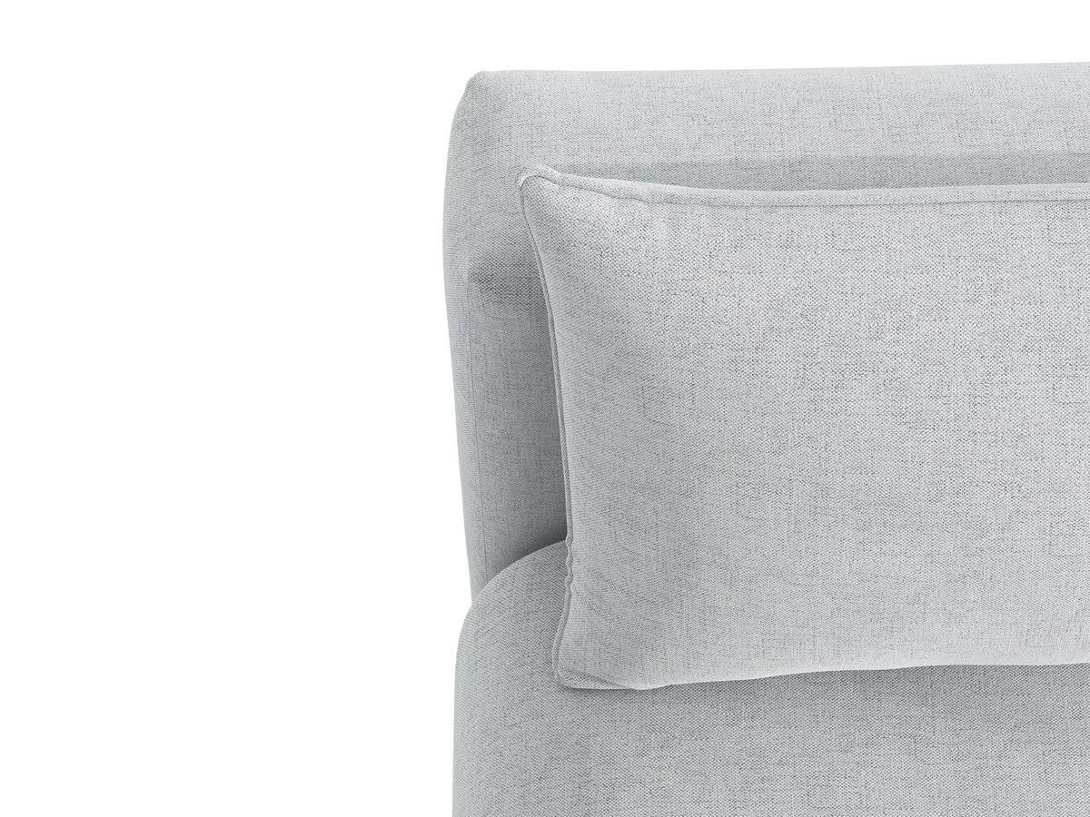Beiges 3er Sofa Hena von Micadoni mit Chenille-Stoff, abgerundeter Form ohne Armlehnen, Kunststoffbeinen und sichtbarem Bettkasten.