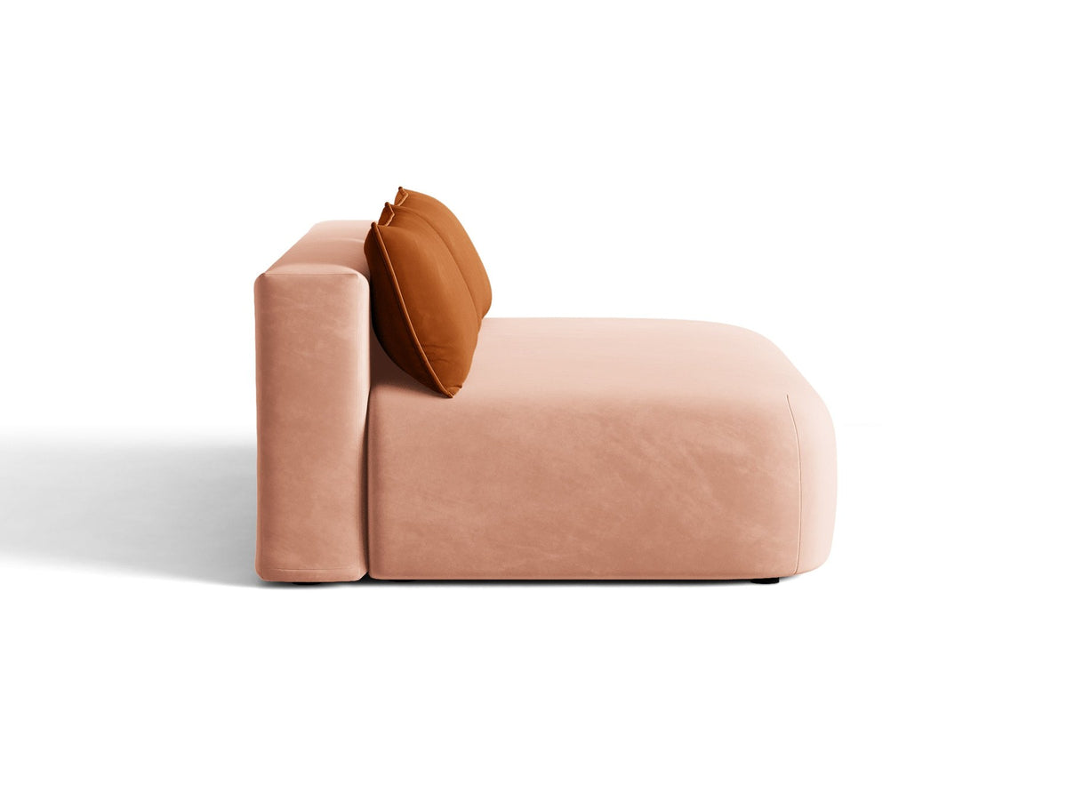 Beiges 3er Sofa Hena von Micadoni mit Chenille-Stoff, abgerundeter Form ohne Armlehnen, Kunststoffbeinen und sichtbarem Bettkasten.