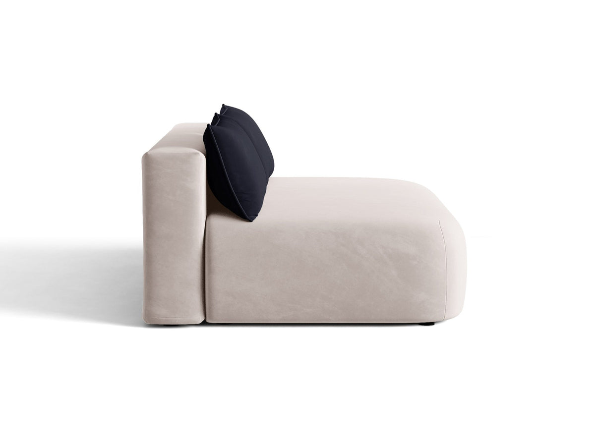 Beiges 3er Sofa Hena von Micadoni mit Chenille-Stoff, abgerundeter Form ohne Armlehnen, Kunststoffbeinen und sichtbarem Bettkasten.