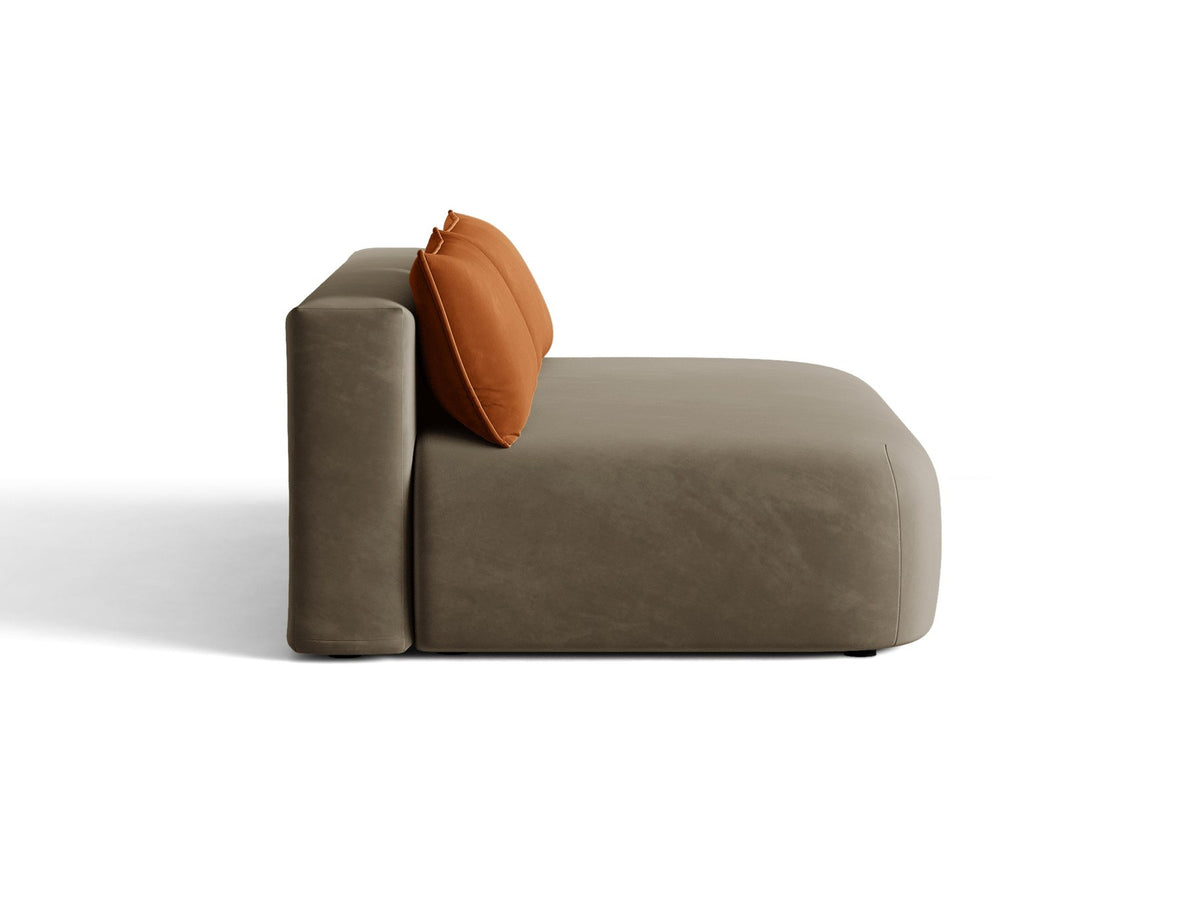 Beiges 3er Sofa Hena von Micadoni mit Chenille-Stoff, abgerundeter Form ohne Armlehnen, Kunststoffbeinen und sichtbarem Bettkasten.