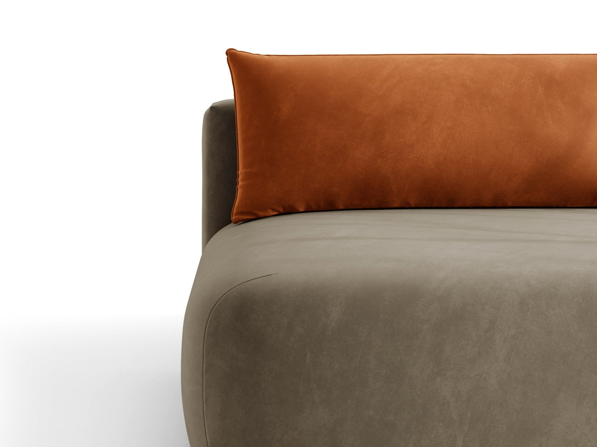 Beiges 3er Sofa Hena von Micadoni mit Chenille-Stoff, abgerundeter Form ohne Armlehnen, Kunststoffbeinen und sichtbarem Bettkasten.