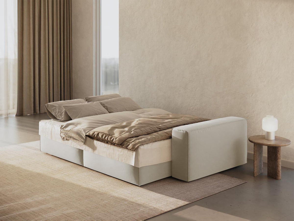 Jodie Velour Sofa mit Schlaffunktion und Stauraumbox 3 Sitzer in Dark Beige-Bluvel präsentiert im Onlineshop von KAQTU Design AG. Bettsofa ist von Micadoni