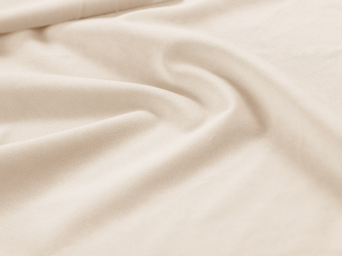 3-Sitzer Sofa Kaelle von Micadoni in leichtem Beige mit Chenille-Bezug, Bettkasten und schwarzen Kunststoffbeinen, Frontalansicht.