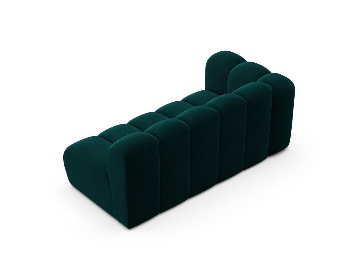 Beiger Dreisitzer Lupine von Micadoni mit Venus-Samtstoff, schwarzen Kunststoffbeinen und modularem Design, Frontalansicht.