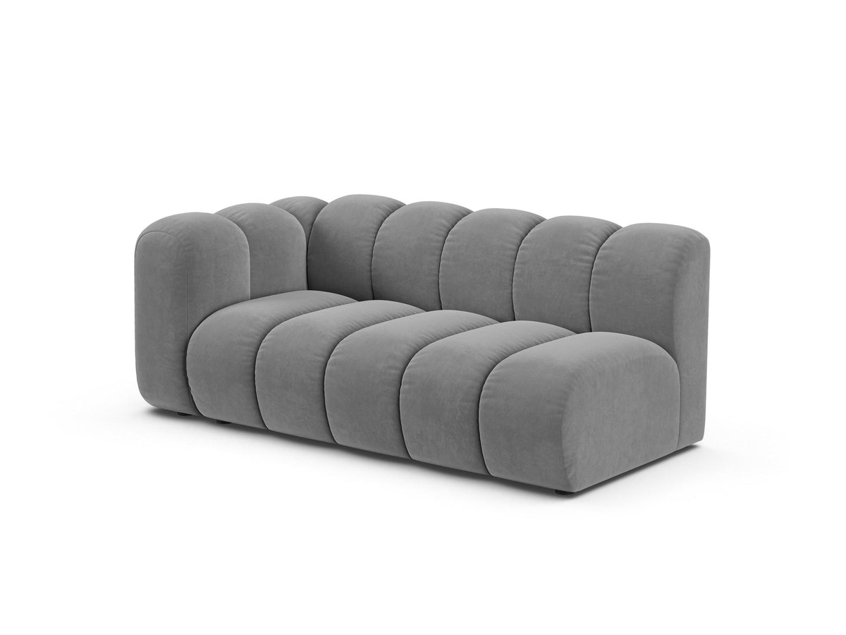 Beiger Dreisitzer Lupine von Micadoni mit Venus-Samtstoff, schwarzen Kunststoffbeinen und modularem Design, Frontalansicht.