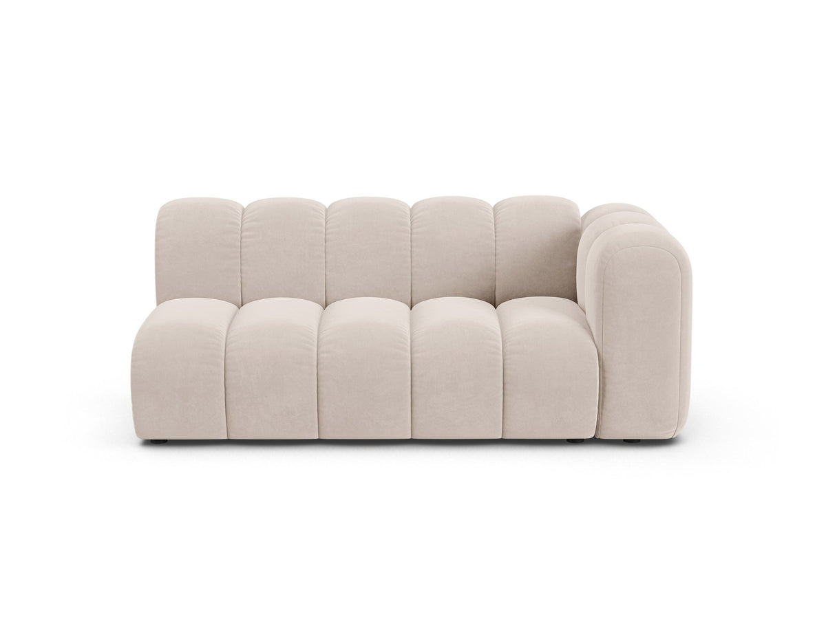 Lupine Dreisitzer von Micadoni, modulares Sofa in leichtem Beige mit Venus Samtstoff, schwarzen Kunststoffbeinen und rechter Ausrichtung.