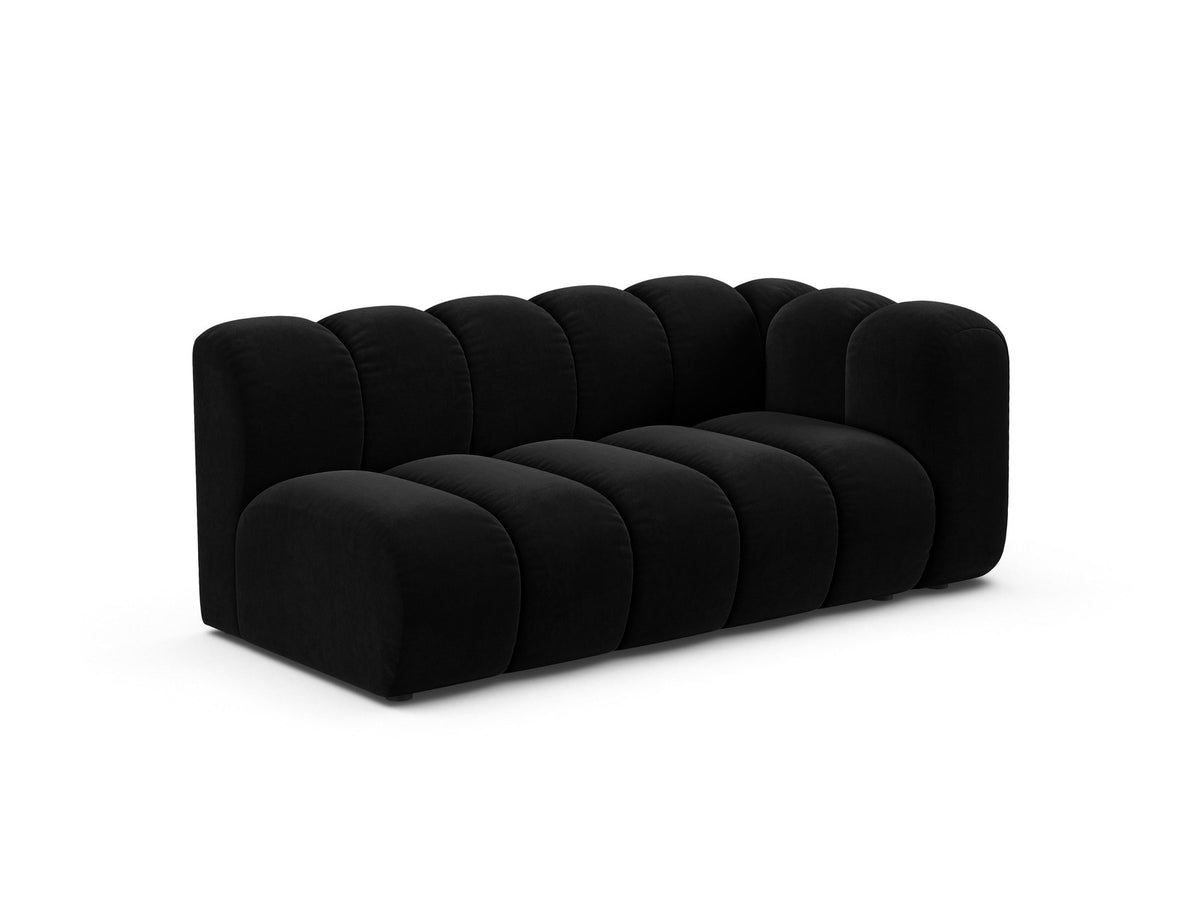 Lupine Dreisitzer von Micadoni, modulares Sofa in leichtem Beige mit Venus Samtstoff, schwarzen Kunststoffbeinen und rechter Ausrichtung.